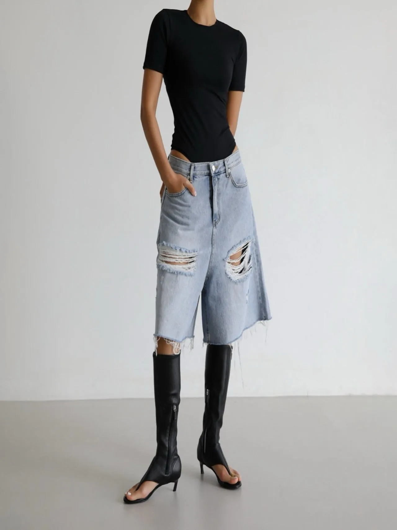 DISTRESSED BERMUDA DENIM JEANS