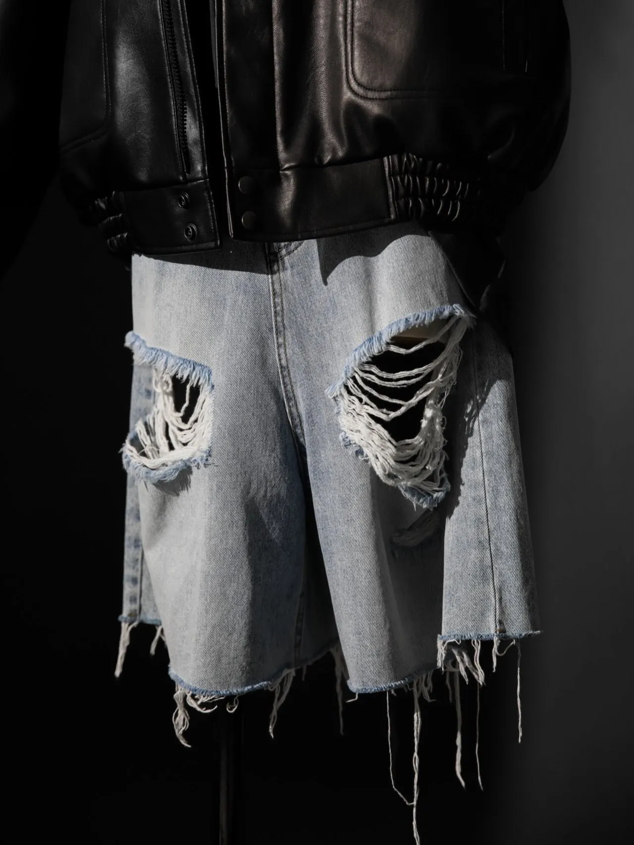 DISTRESSED BERMUDA DENIM JEANS