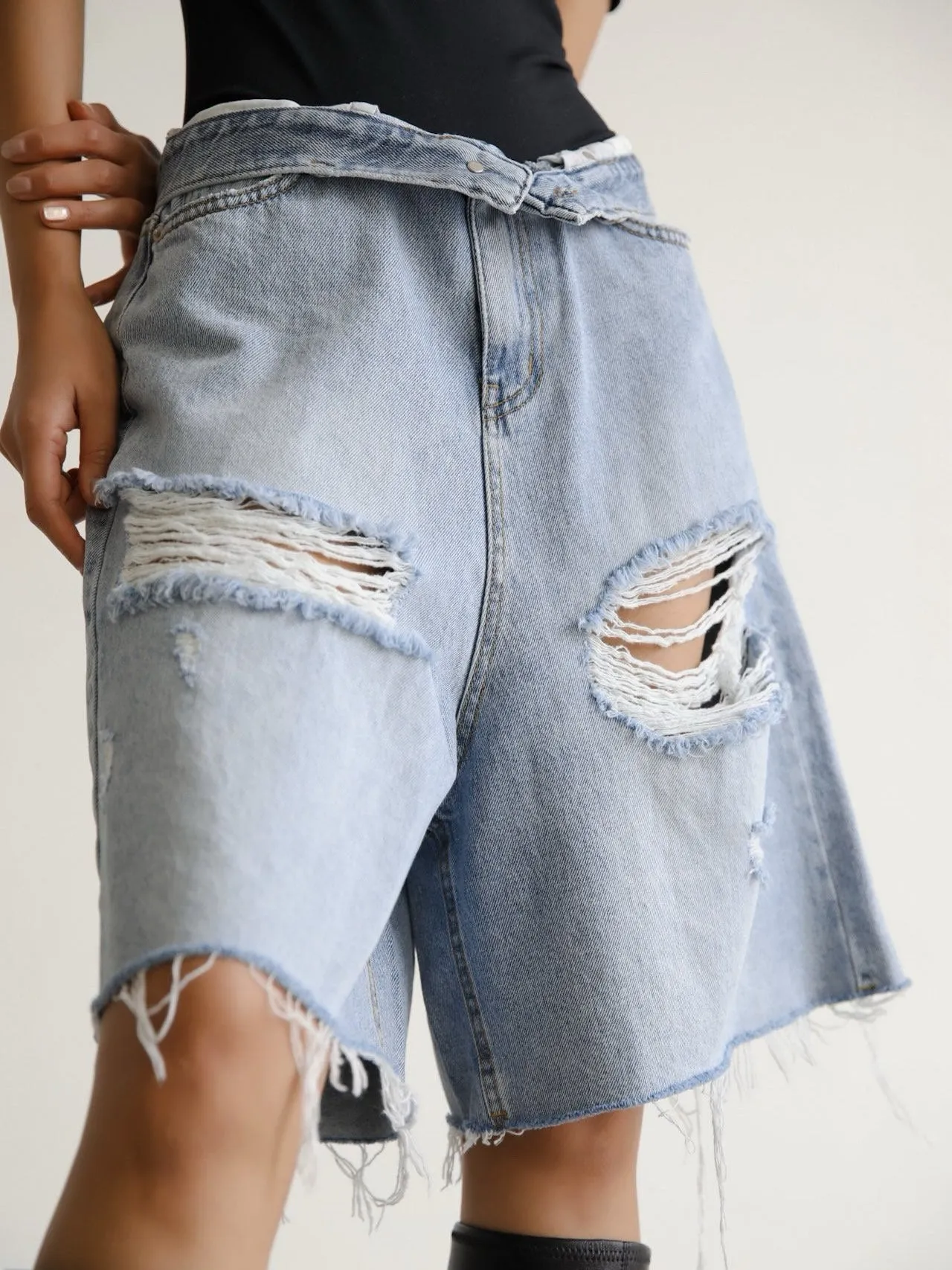 DISTRESSED BERMUDA DENIM JEANS