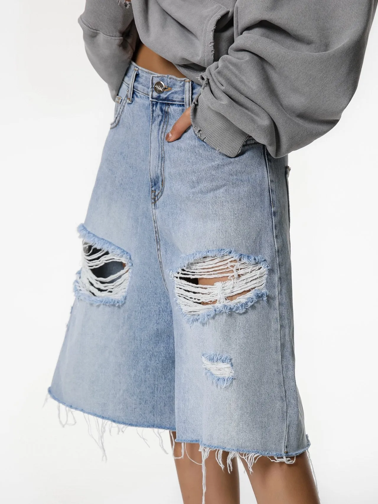 DISTRESSED BERMUDA DENIM JEANS